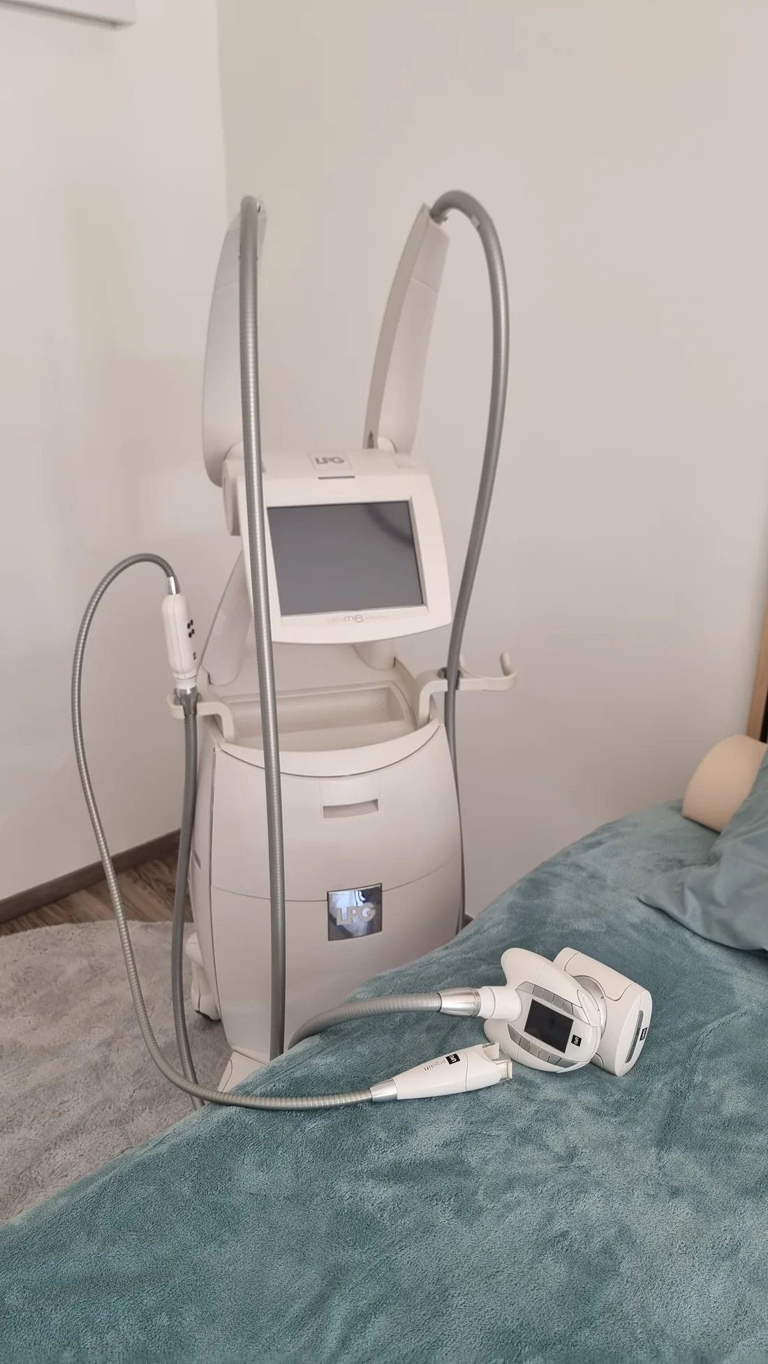 Az LPG Cellu M6 Integral készülék a kezelőágy mellett, a kézi kezelőfejekkel